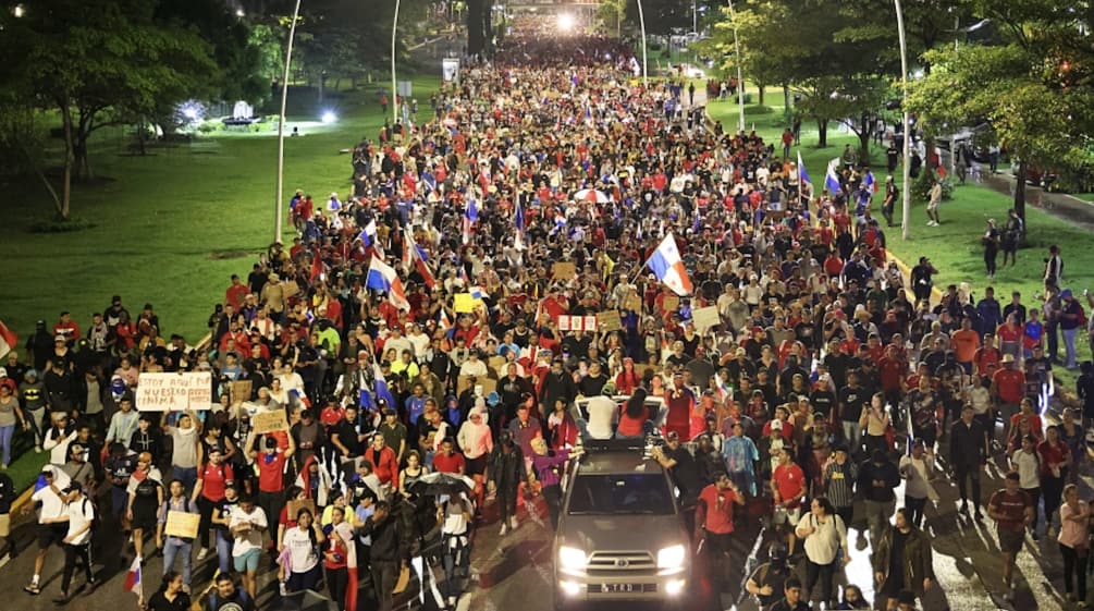Miles de personas se manifiestan en las calles en contra de la minería en Panamá