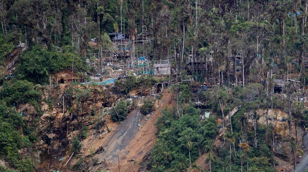 Derrumbe de una ladera causado por actividades ilegales de minería