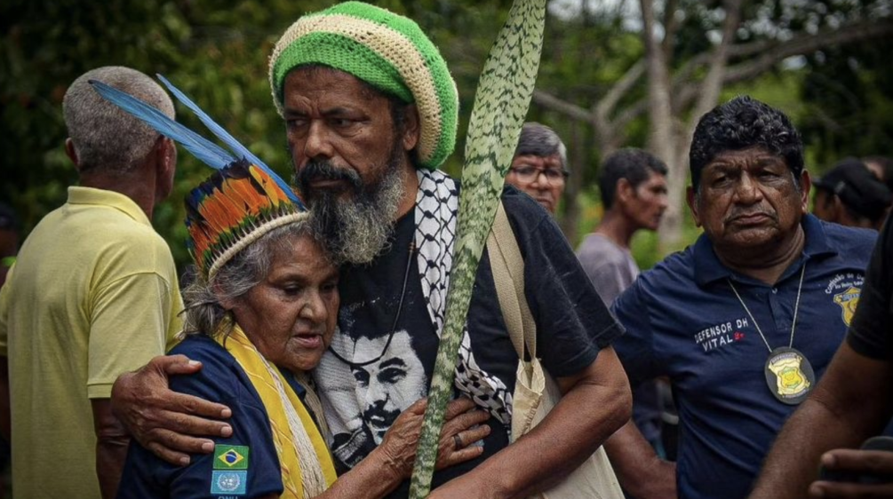 Joelson Ferreira de la articulación Teia dos Povos, de la que Salva la Selva es aliada, abraza a Maria Muniz Tupinambá, hermana de la líder indígena asesinada Maria de Fátima Muniz Pataxó "Nega"