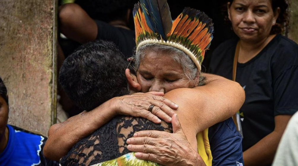 María Muñiz Tupinambá, hermana de la líder indígena asesinada María de Fátima Muñiz Pataxó "Nega", recibe el abrazo de una asistente al servicio fúnebre