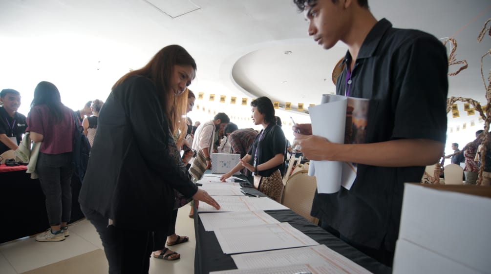 Participantes del Foro Social Temático (TSF) sobre Minería y Economía Extractiva en el proceso de registro para acceder al evento