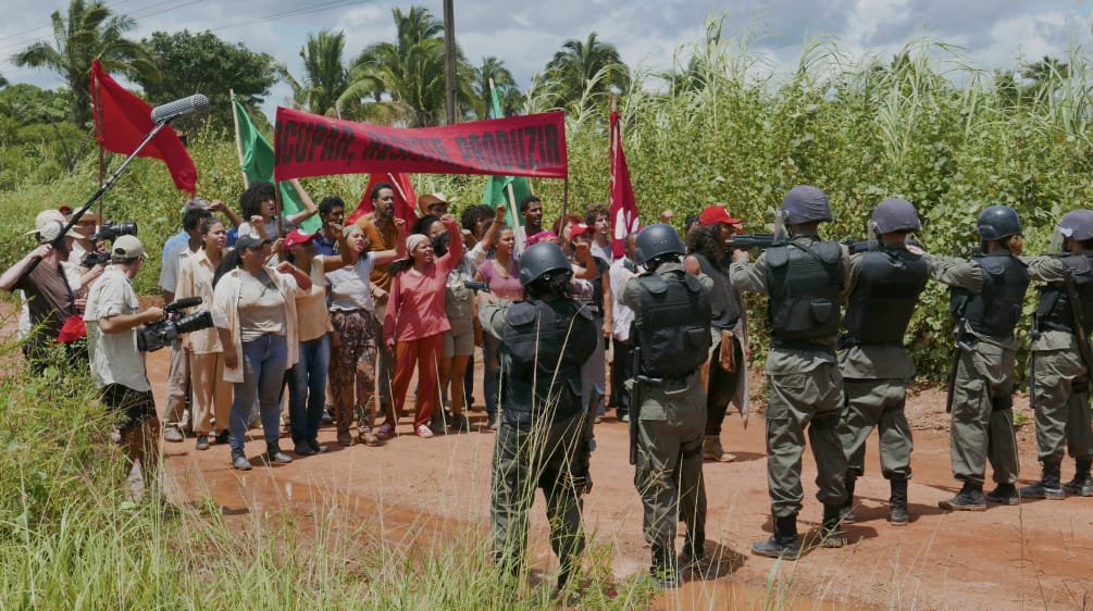 Rodaje en una carretera rural del Amazonas. Indígenas y campesinos sin tierra ante la policía militar armada