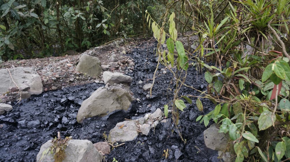 Crudo vertido sobre una zona cubierta de grava y piedras