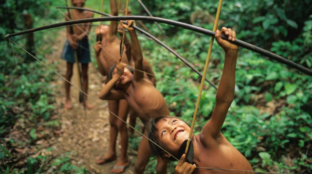 Niños indígenas Yanomami aprenden a cazar