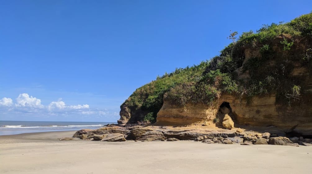 Playa y costa rocosa en la isla de Cajual