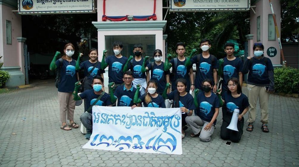 Frente al edificio del Ministerio de Turismo, 15 jóvenes sostienen una pancarta en la que se lee: "La isla de Koh Kong debe convertirse en Parque Nacional Marino"