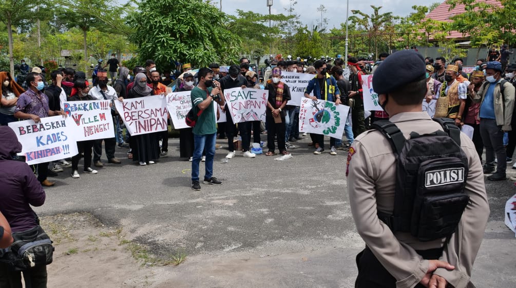 Los habitantes de la comunidad de Kinipan, en Borneo, no se dejan intimidar. Protesta de la comunidad de Kinipan, en Borneo, frente al juzgado de Palangkaraya, 2022