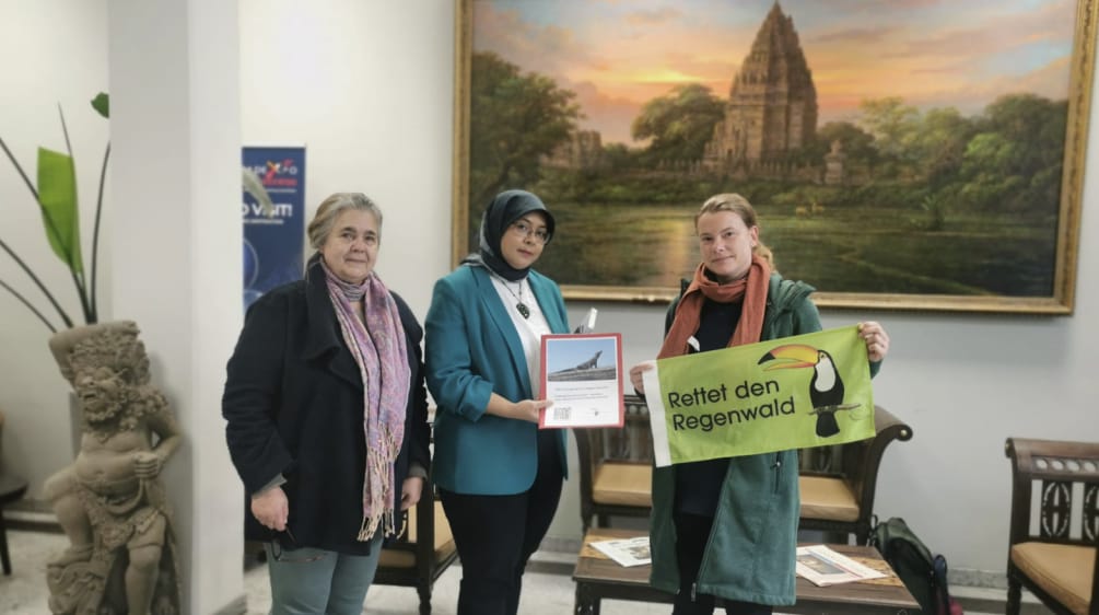 Dos compañeras de Salva la Selva en Alemania entregan las firmas de la petición “Dragones de Komodo amenazados por “Parque Jurásico” en la embajada de Indonesia en Berlín