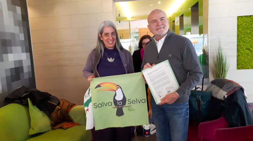 Guadalupe Rodríguez entrega al Relator especial de la ONU, Sr. Michel Forst, carta de aliados de WALHI South Sulawesi (Indonesia) Guadalupe Rodríguez de Salva la Selva junto al Relator Especial de la ONU, Michel Forst
