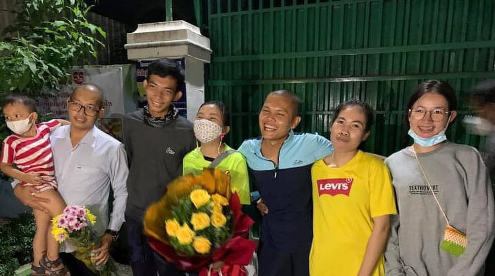 6 jóvenes, mujeres y hombres, de la organización Mother Nature Camboya sonríen tras su liberación de prisión