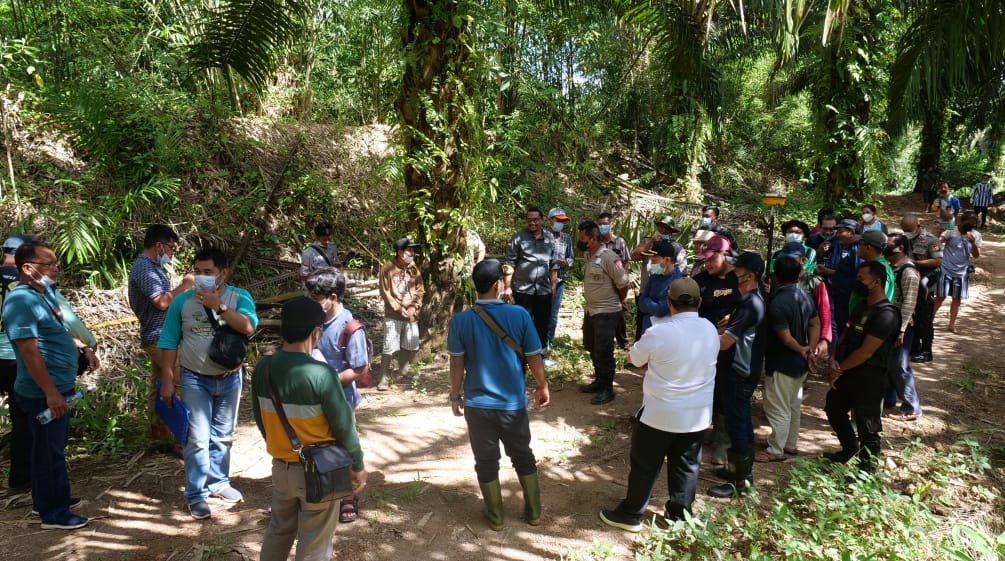 Reunión de habitantes de la comunidad de Penyang con periodistas, Borneo