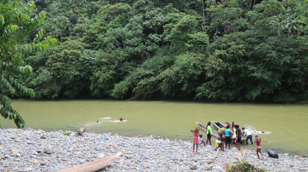 Miembros de la comunidad hacen uso del río para la vida y para diferentes actividades