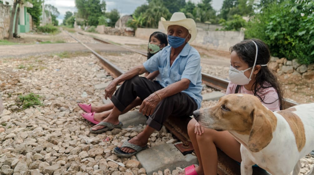 Personas afectadas por el nuevo trazado del Tren Maya, junto a las vias previamente existentes