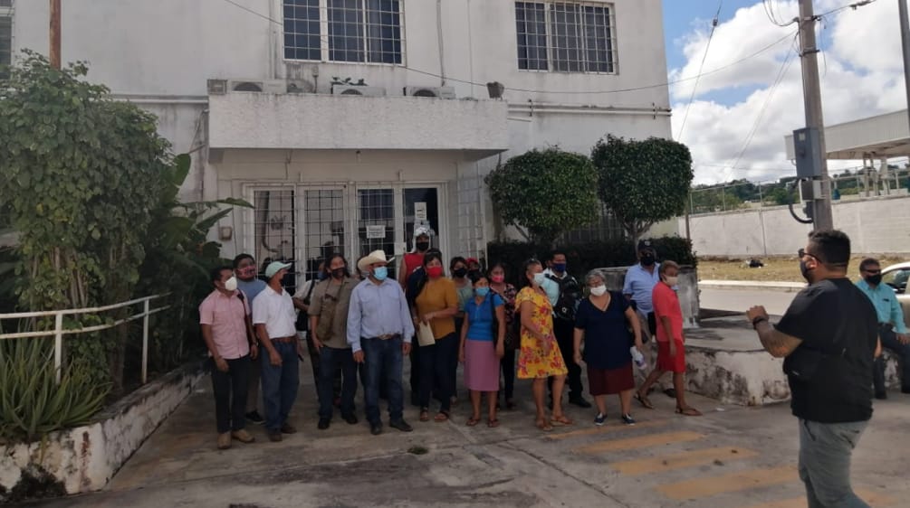 Miembros del Consejo Regional Indígena de Xpujil (CRIPX) ante la sede de la Secretaría de Medio Ambiente y Recursos Naturales SEMARNAT, estado de Campeche (México)