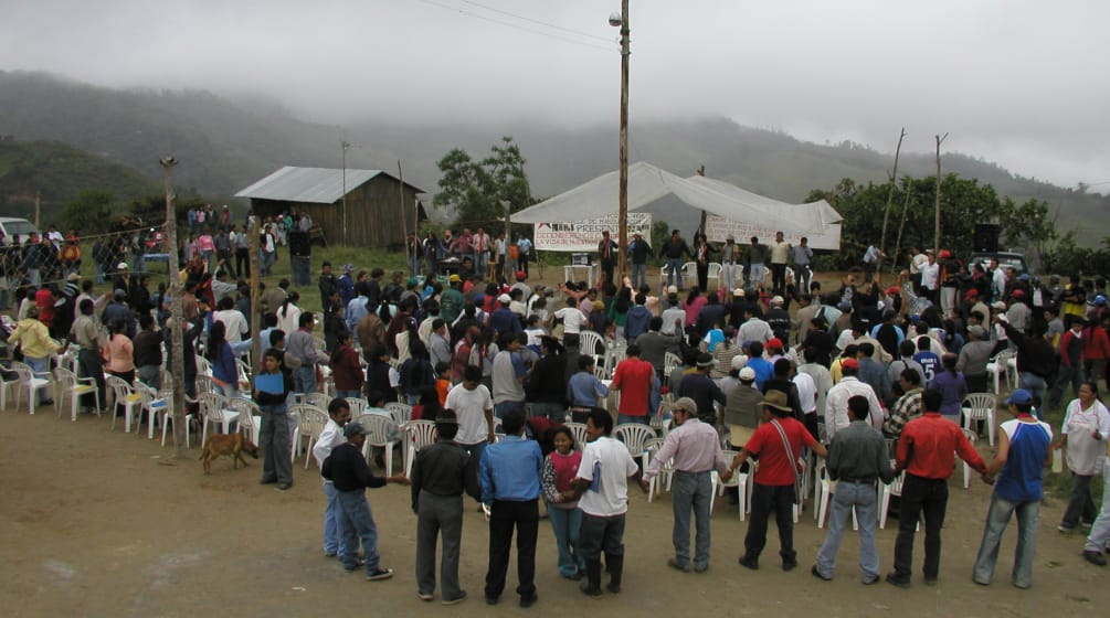 Asamblea comunitaria en la zona de Intag, Imbabura, Ecuador. Muchas personas reunidas.