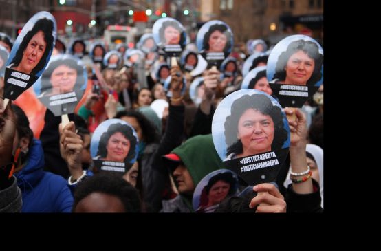 Manifestación con máscaras tras el asesinato de Berta Cáceres