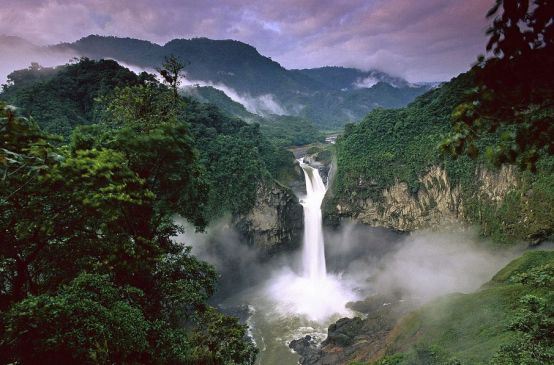 Cascada en Amazonía, Ecuador