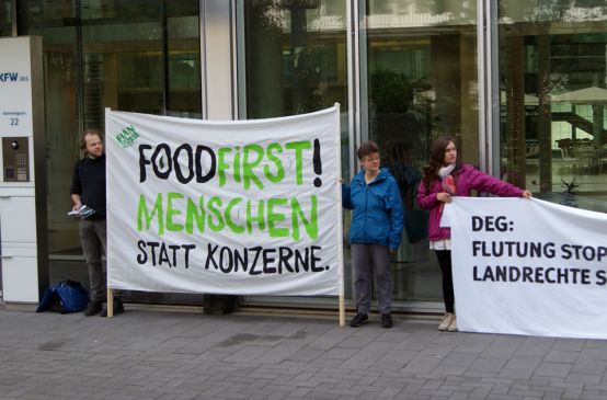 Protesta ante DEG en Colonia, Alemania
