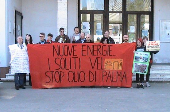 Manifestantes contra la biorefineria de ENI en Venecia