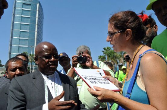 Guadalupe Rodríguez entrega una petición a representante de la FAO
