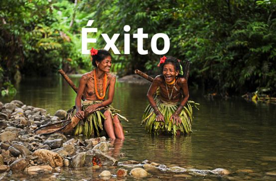 Indígenas de la isla de Siberut en el río