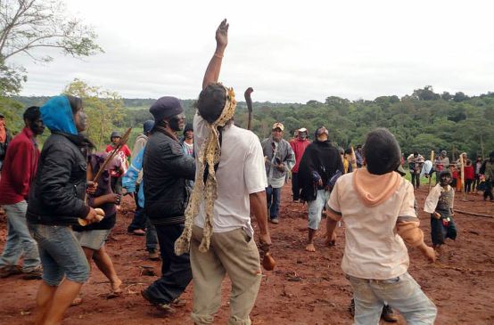Indígenas Avá Guaraní de Paraguay danzan sobre las ruinas de su templo