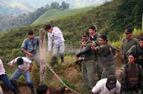 Paramilitares Ecuador y empresas mineras
