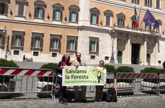 Elisa Norio, Guadalupe Rodríguez, Dario Novellino en el Palazzo Montecitorio, Roma para evento sobre Aceite de Palma Insostenible