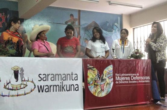 Integrantes de la Red Lationamericana de Mujeres entregan en Perú firmas de Apoyo a Máxima Acuña