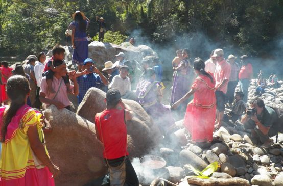 Indígenas Ngöbe en Panamá junto al río Tabasará