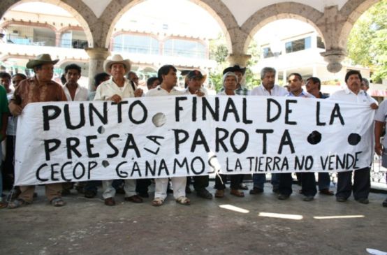 Activistas campesinos protestan contra presa