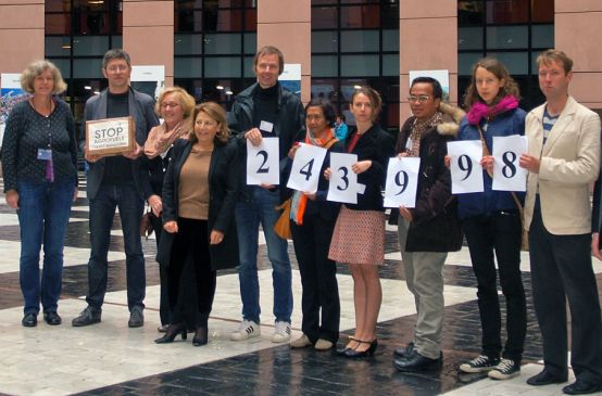 Ambientalistas entregan a los esuroparlamentarios 243.998 firmas contra los agrocumbustibles en Estrasburgo