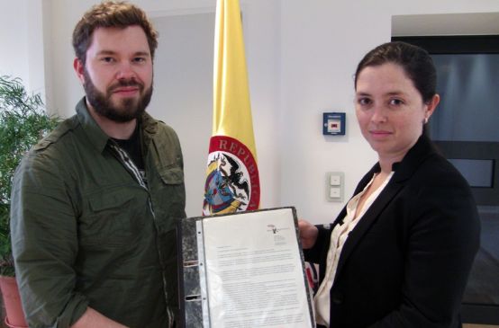 Representante de Salva la Selva con representante colombiana