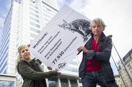 Entrega de firmas en la central del Banco Mundial para el sudeste de Europa