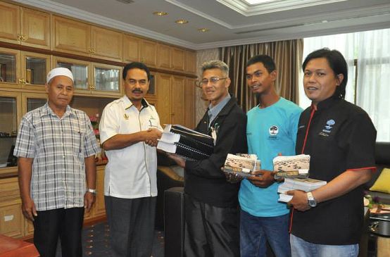 Entrega de firmas en Malasia