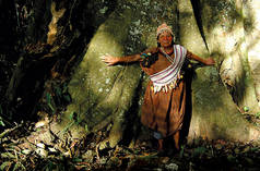 Mujer indígena protege un árbol centenario en la selva tropical de Perú
