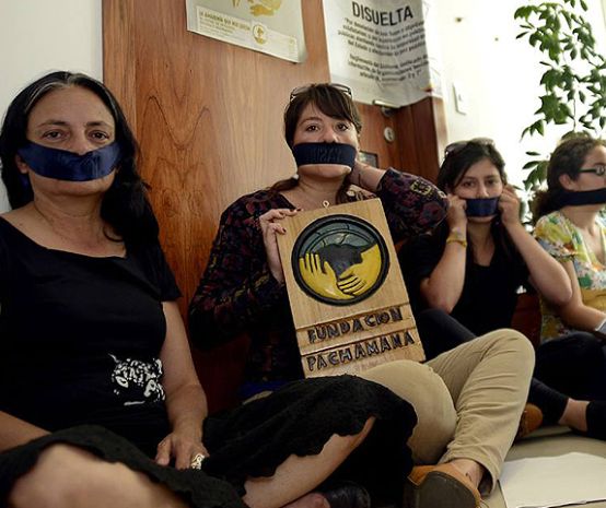 Mujeres protestan con la boca tapada