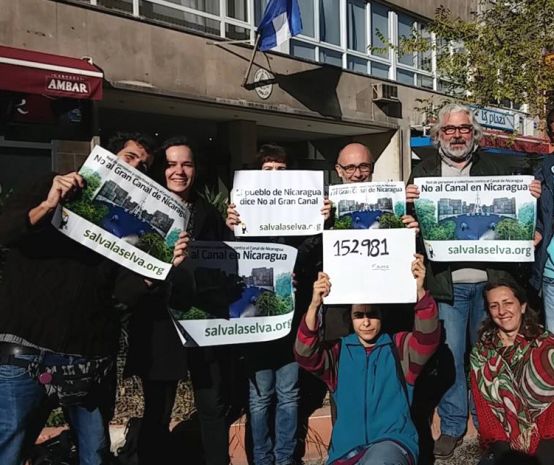 Entrega de firmas en Madrid, petición Nicaragua: No al Gran Canal