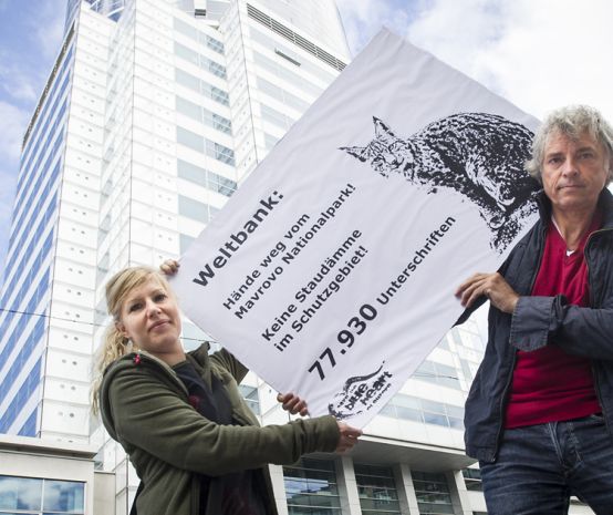 Entrega de firmas en la central del Banco Mundial para el sudeste de Europa