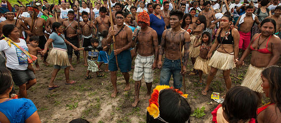 Mundurukú en manifestación contra la hidroeléctrica en río Tapajós