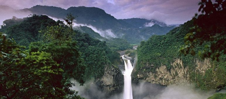 Parque Nacional Yasuni Cascada en Amazonía, Ecuador