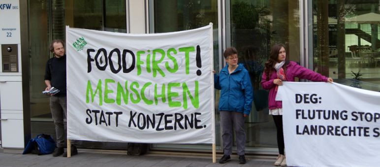 Protesta ante la sede del banco alemán DEG Protesta ante DEG en Colonia, Alemania