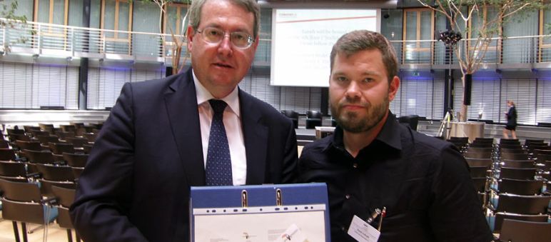 Bruno Wenn (izda.) gerente de DEG recibe firmas de protesta y promete revisión Protesta contra hidroelétrica Barro Blanco