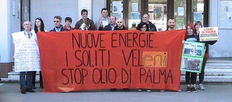 Earth Riot, Salviamo la Foresta, Zeroenergy Veneto y Antispecisti Pratesi juntos en Marghera Manifestantes contra la biorefineria de ENI en Venecia