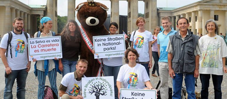 Entrega de firmas por el TIPNIS en Berlin