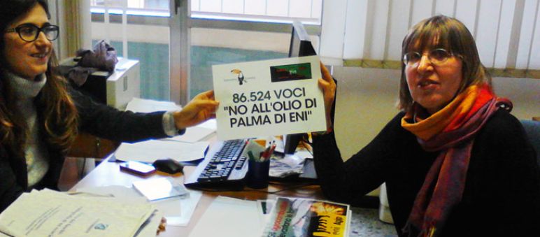 Entregadas en Roma 86.578 firmas de ciudadanos de todo el mundo 86.578 firmas contra la central a aceite de palma de ENI