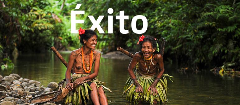 Mujeres de Siberut Indígenas de la isla de Siberut en el río