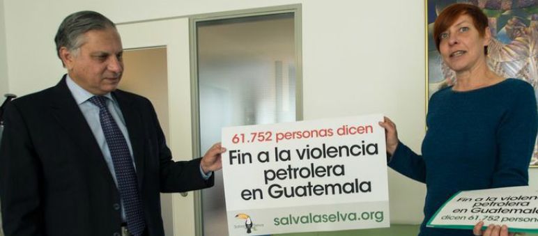 Entrega de la petición en la Embajada de Guatemala en Berlín (Foto: Christine Denck) Encuentro de Salva la Selva con embajador de Guatemala