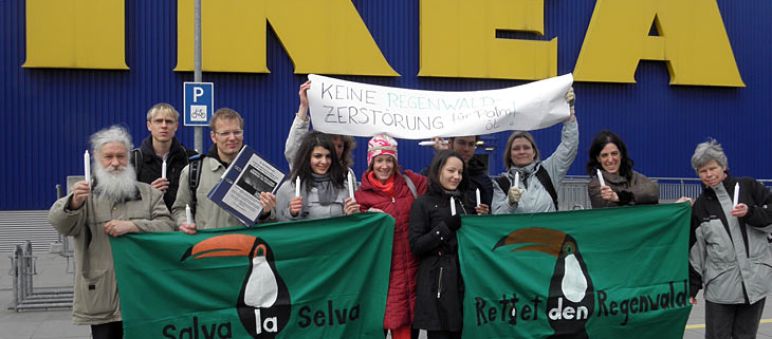 Entrega de las 28.000 firmas a Ikea
