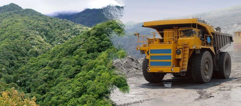Camión pesado para la minería e imagen de selva tropical